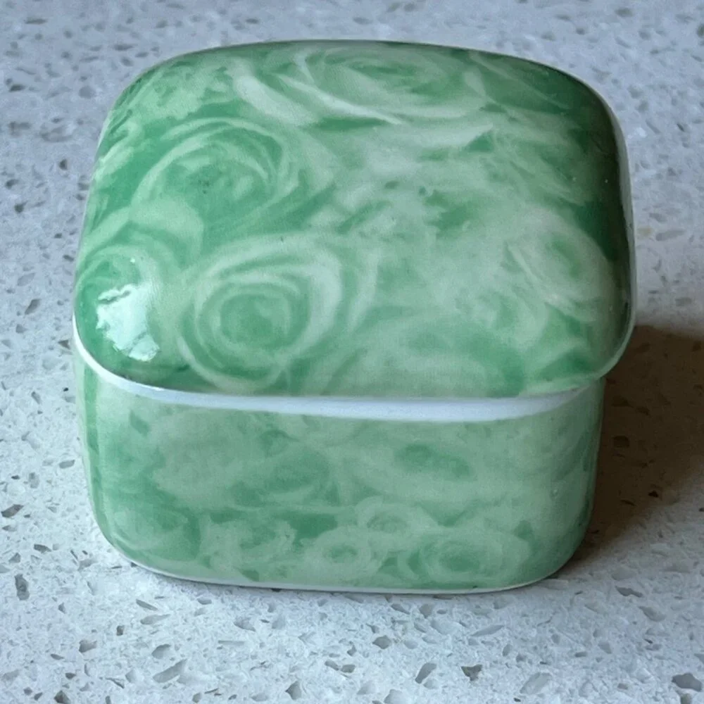Oscar De La Renta Parfums Green Rose Pattern Ceramic Trinket Box - Picture 1 of 9